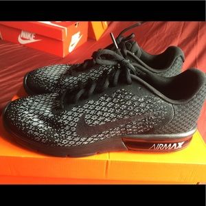 NIKE AIRMAX NEW NEVER BEEN USED