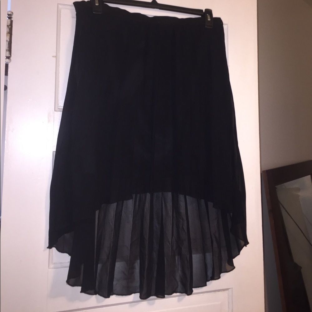 Hi-low pleated skirt