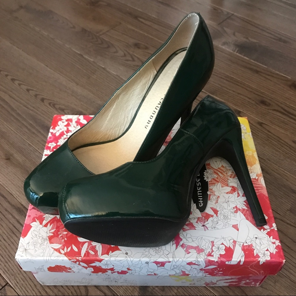 Chinese Laundry Whistle Platform Pumps in Forest
