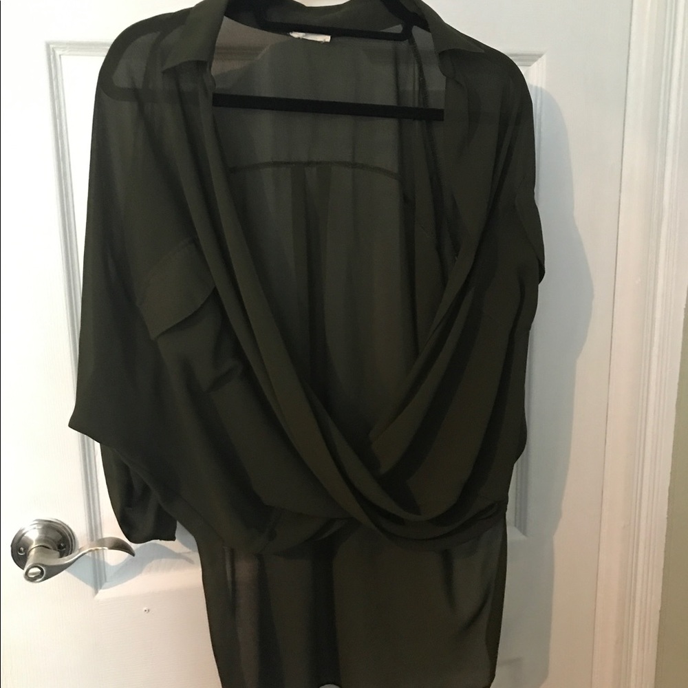 Medium Tobi green sheer Shirt with long back 3/4