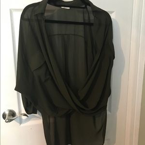 Medium Tobi green sheer Shirt with long back 3/4