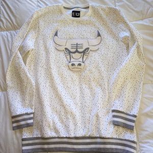 Bulls logo pull over