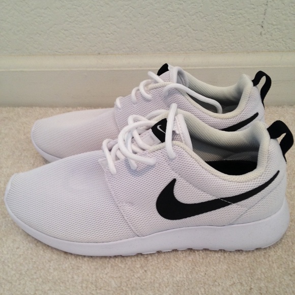 Nike Shoes - Nike white with black swoosh roshe
