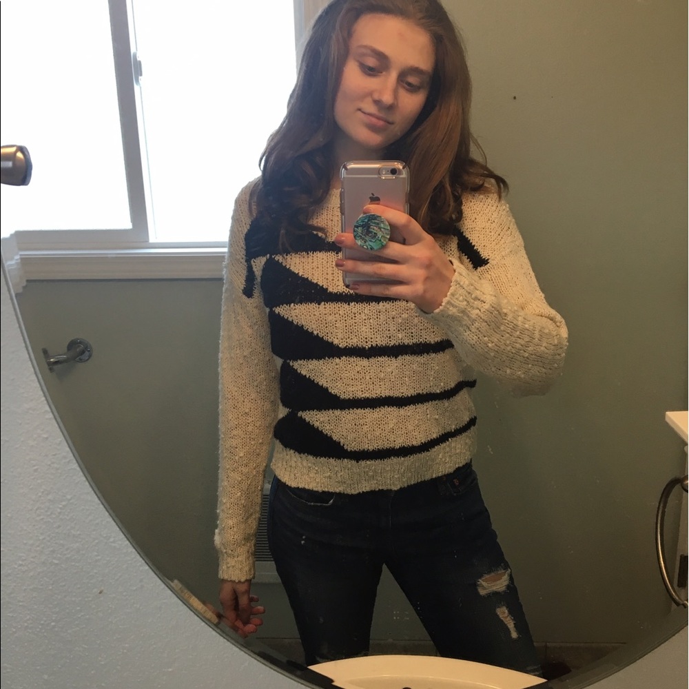 Horizontal Patterned Sweater - Picture 3 of 4