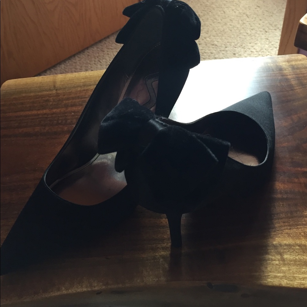 Dress pumps.