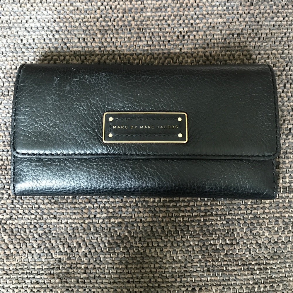marc jacobs black pebbled leather wallet with gold