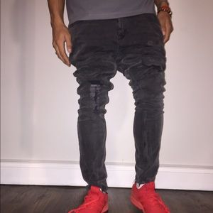 TOPMAN JEANS SIZE 32/ ALL BLACK RIPPED.