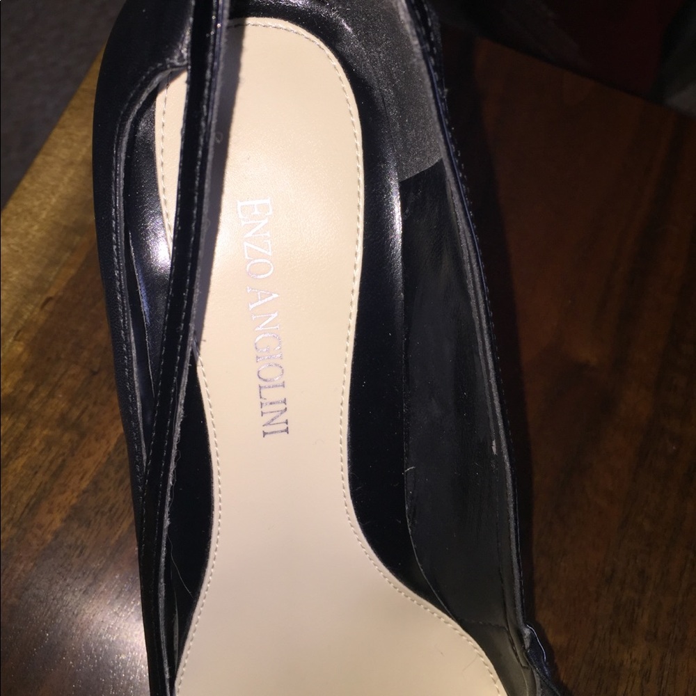 Black leather dress pump