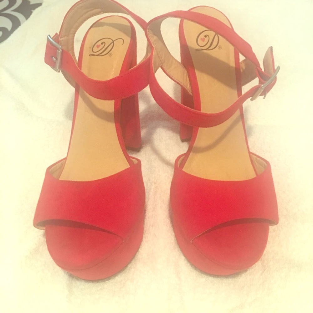 This is a very nice Dior shoes