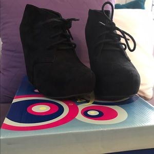 Black Wedges by SODA.