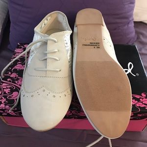 Little booty flats by Qupid