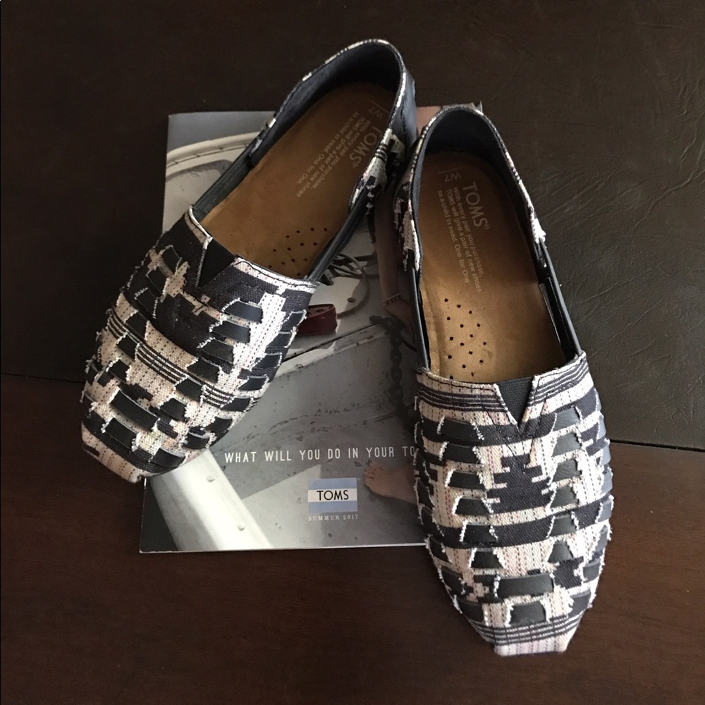 TOMS black woven style huaraches