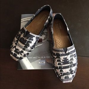 TOMS black woven style huaraches