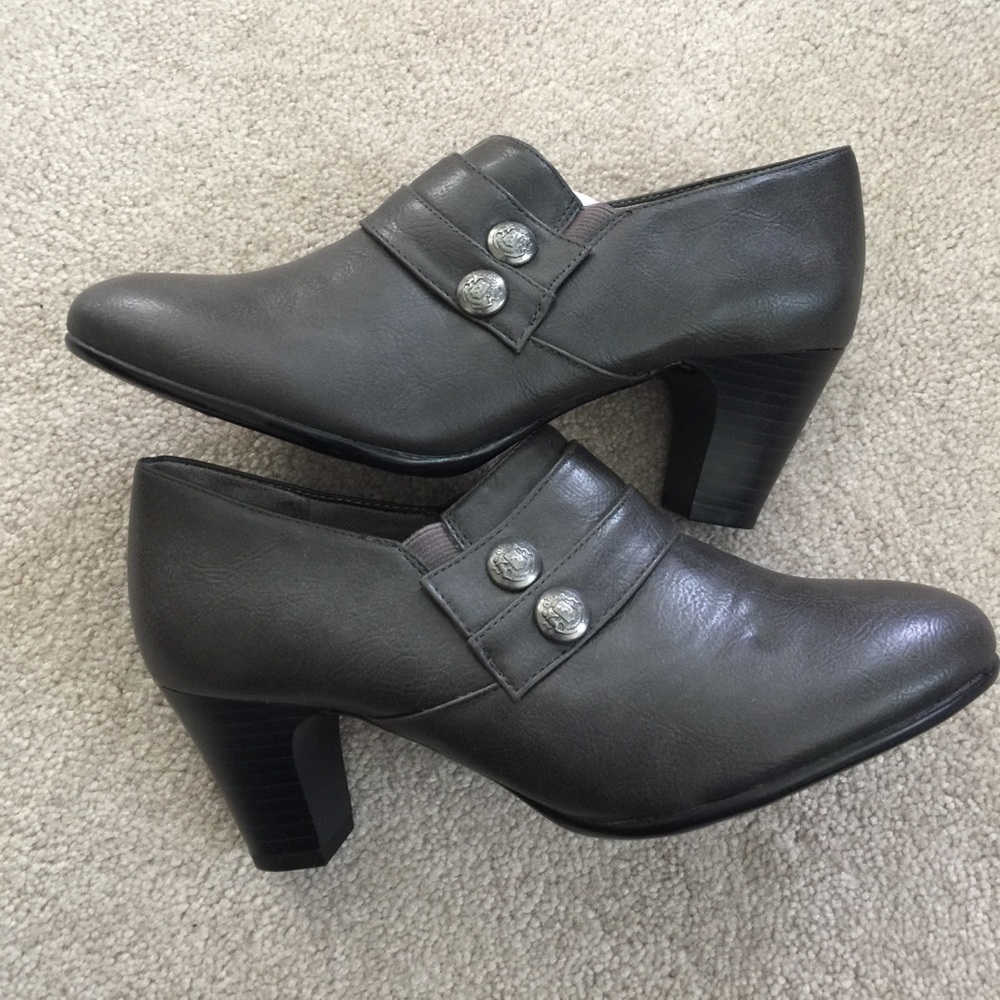 NEVER WORN! Size 7 heels. Charcoal gray.