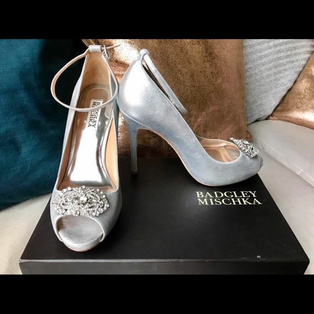 Badgley Mischka designer heels / pumps - silver