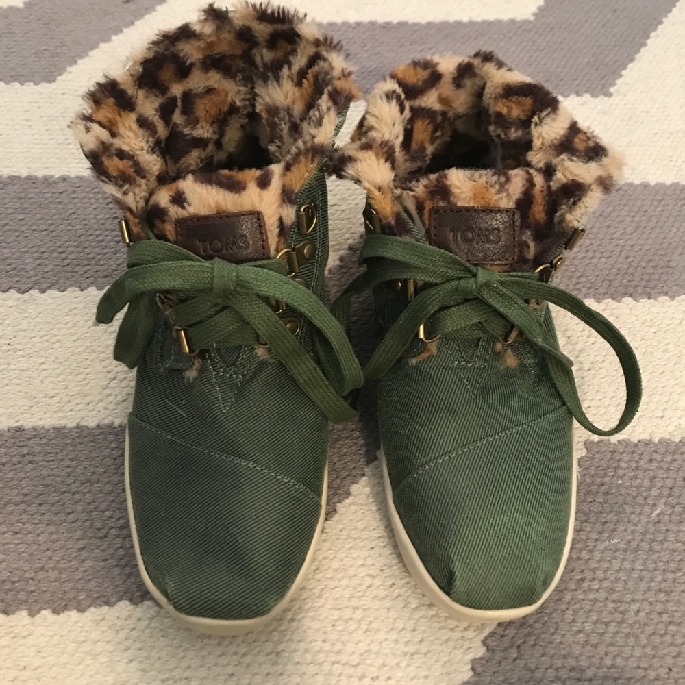 Barely worn TOMS green and leopard fur sneakers!