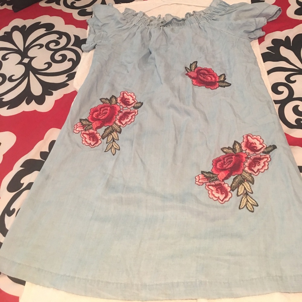 Beautiful dress comes with a very nice shoes