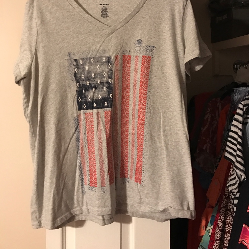 Show your patriotism with this shirt! EUC