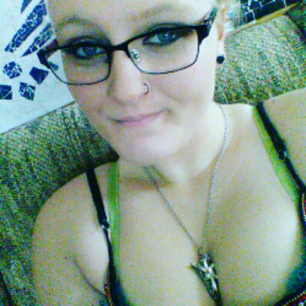 Meet your Posher, Larissa