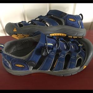 Keen Shoes Big Boys size 6