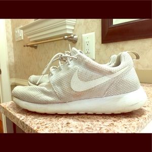 Roshe1 White on White