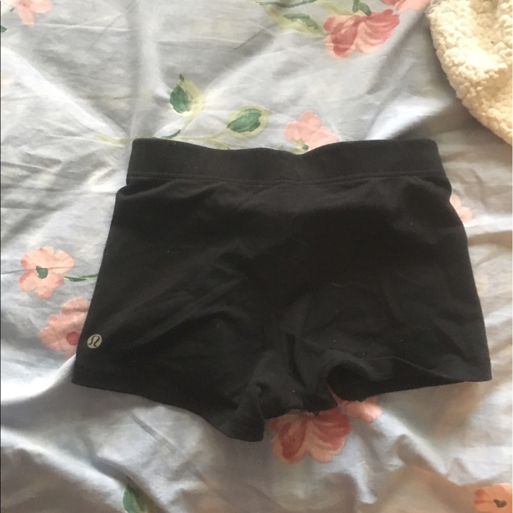 lululemon black spandex shorts