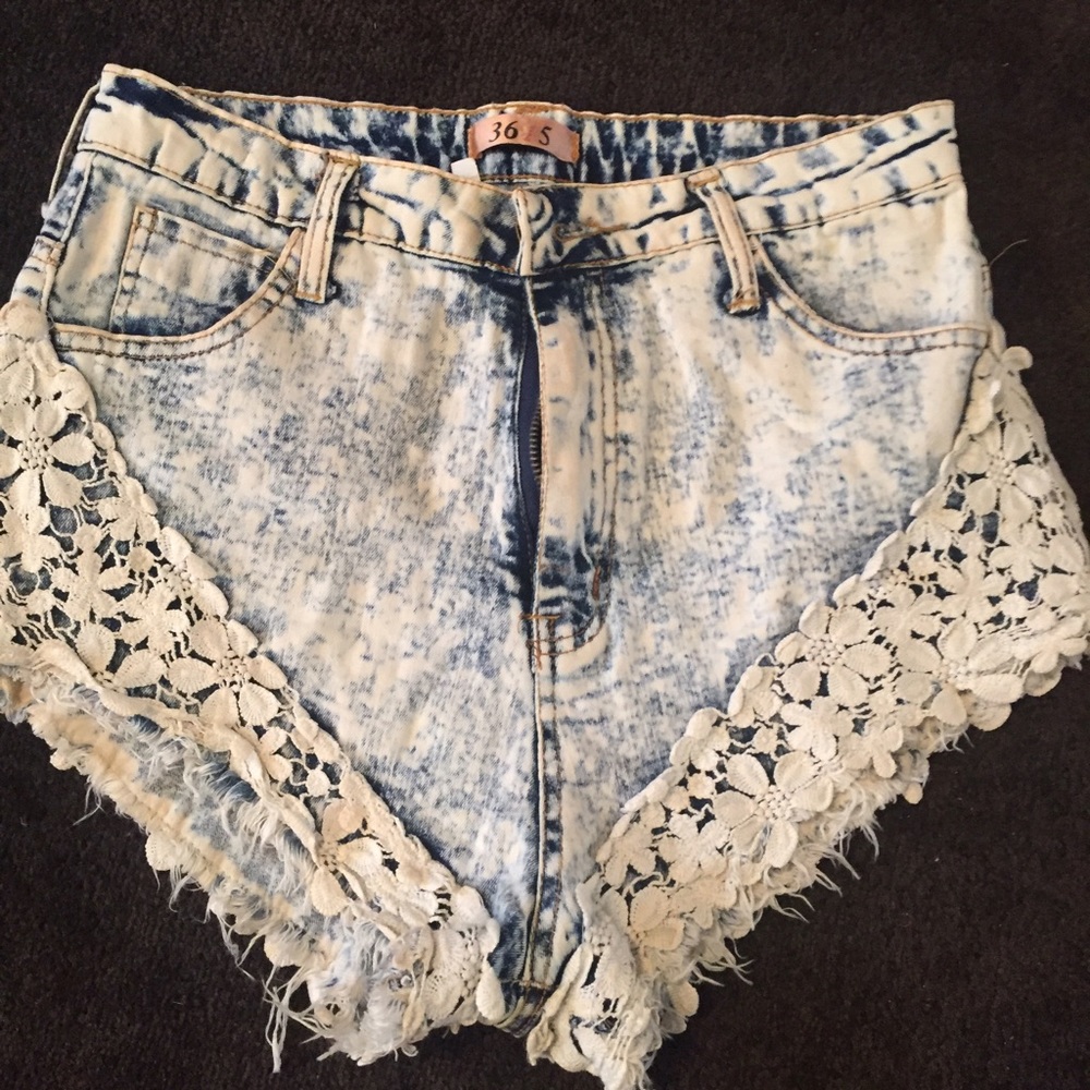 Floral appliqué high waisted shorts