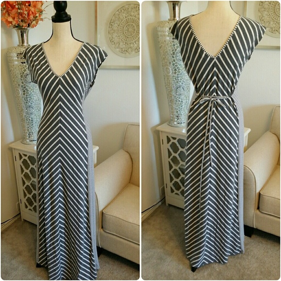 Jessica Simpson Dresses & Skirts - 👜MOTHER'S DAY 👜 JESSICA SIMPSON grey/white maxi