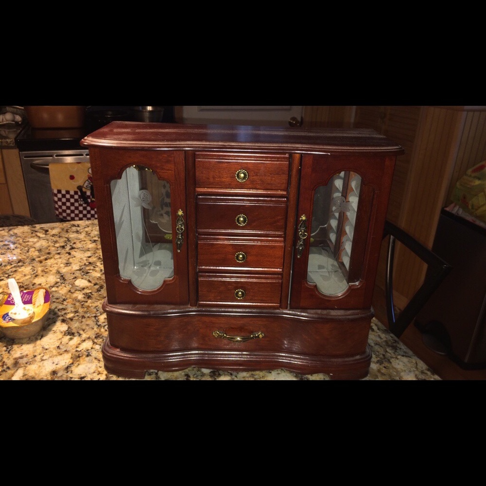Jewelry chest/holder