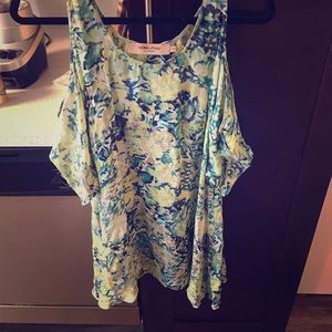 Flowy floral dress with open shoulders short