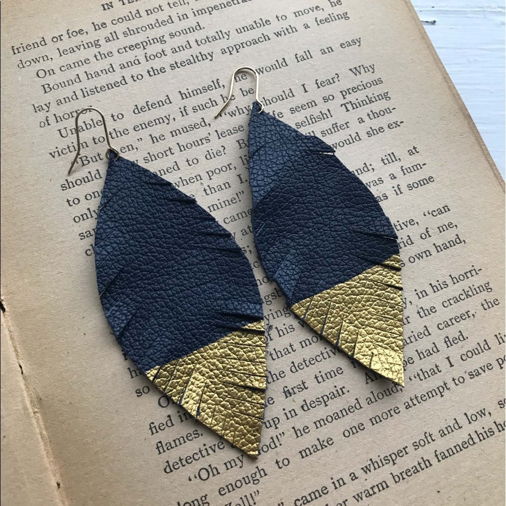 🌿Navy  & gold leather feather earrings - Picture 3 of 5