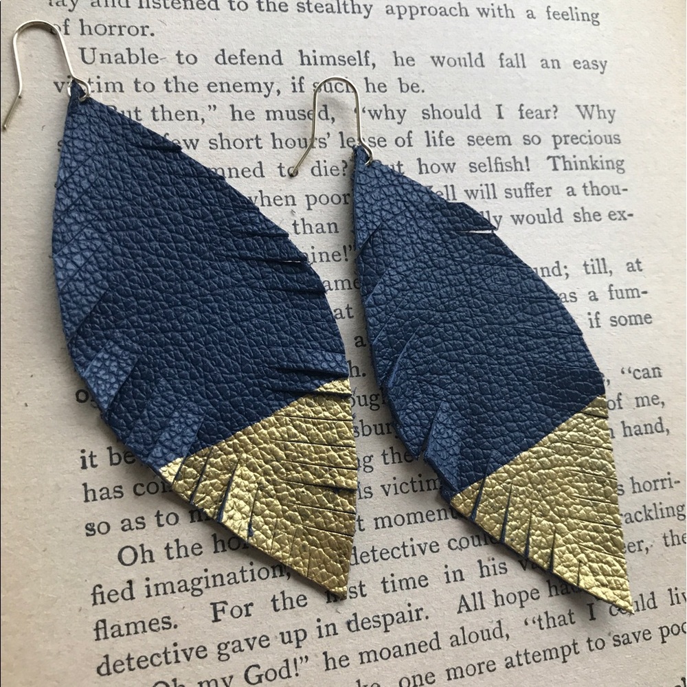 🌿Navy  & gold leather feather earrings - Picture 4 of 5