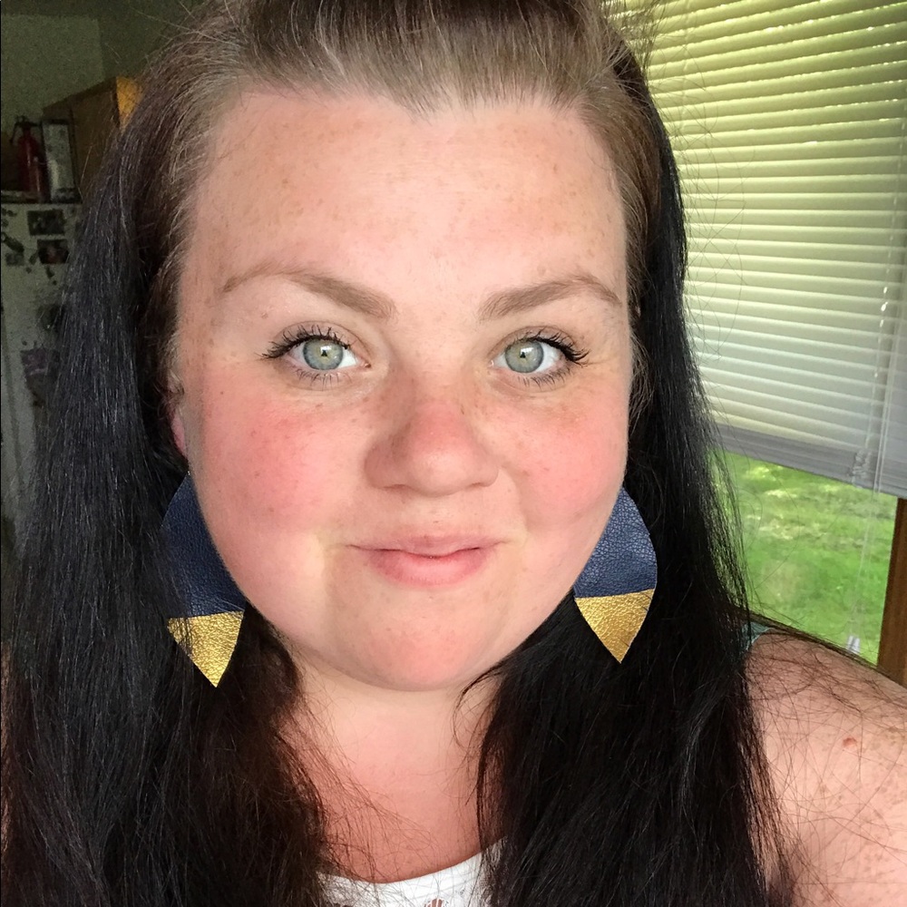 🌿Navy  & gold leather feather earrings - Picture 2 of 5