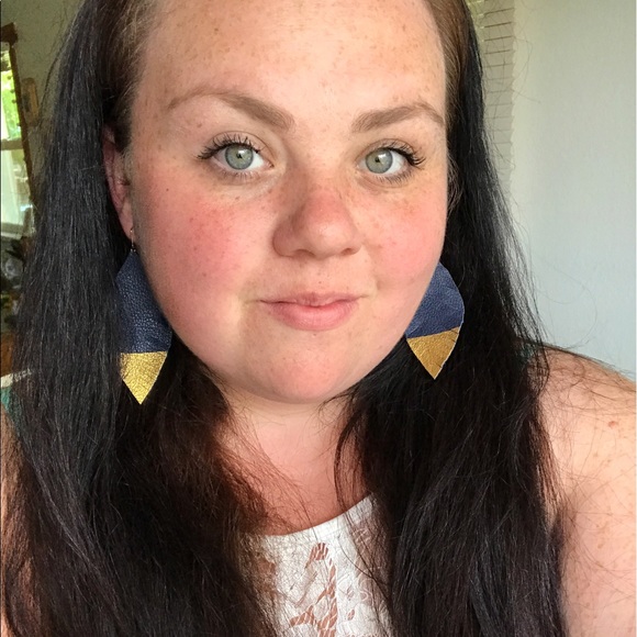 🌿Navy & gold leather feather earrings - Picture 5 of 5