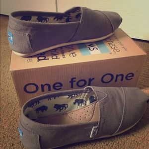 Classic toms in the color ash canvas
