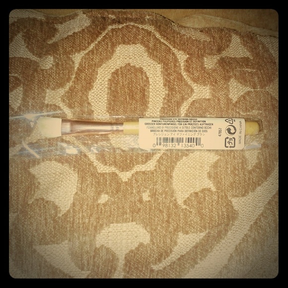 New! bareMinerals Precision Eye Defining Brush! - Picture 1 of 4