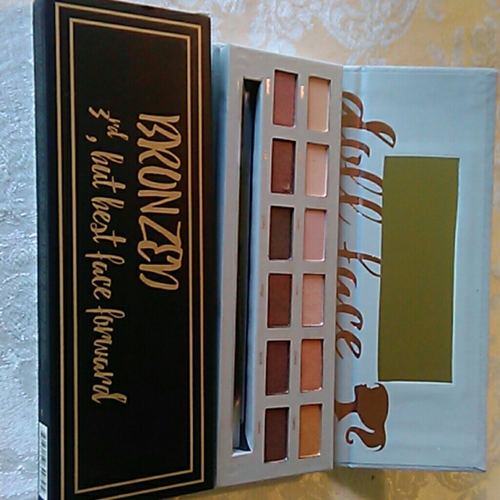 Doll Face Eyeshadow Palette in Bronzed.