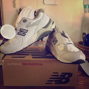 New Balance woman's size 9.5 xwide white sneakers