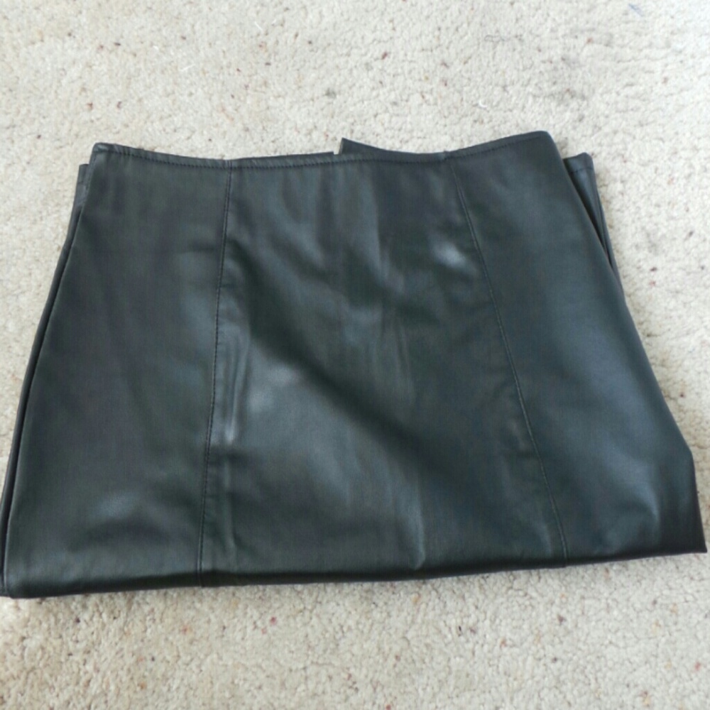 Faux black lleather pencil skirt - Picture 4 of 5