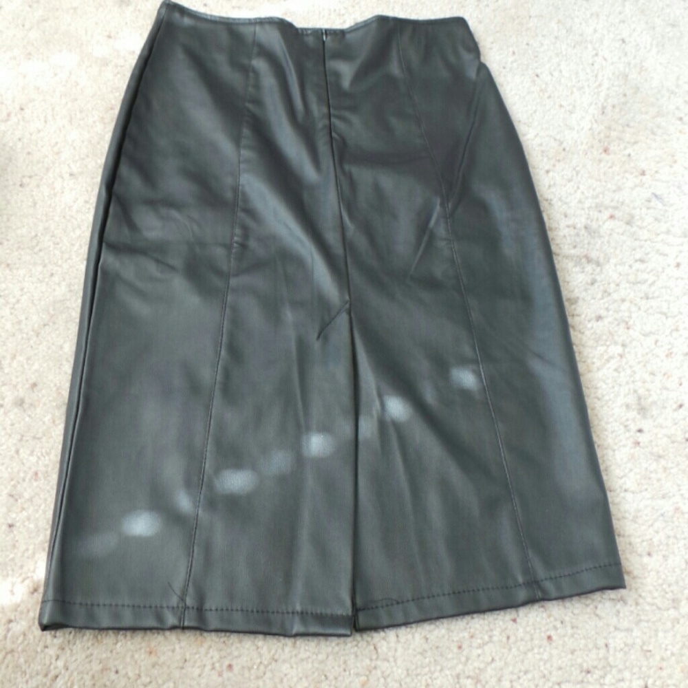 Faux black lleather pencil skirt - Picture 2 of 5
