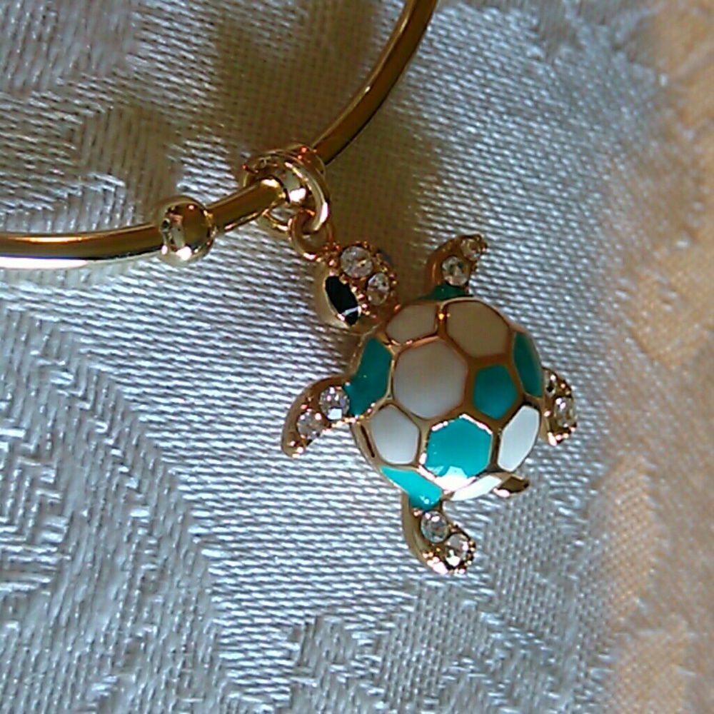 Adorable adjustable turtle bracelet.