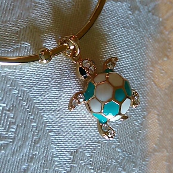 Adorable adjustable turtle bracelet. - Picture 1 of 3