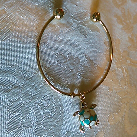 Adorable adjustable turtle bracelet. - Picture 2 of 3