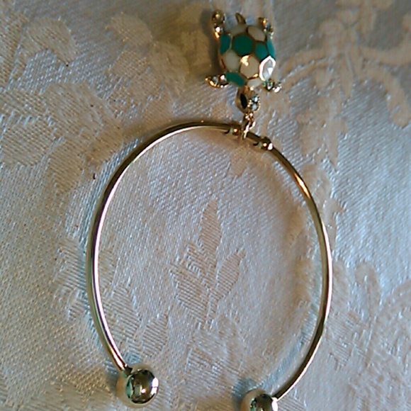 Adorable adjustable turtle bracelet. - Picture 3 of 3