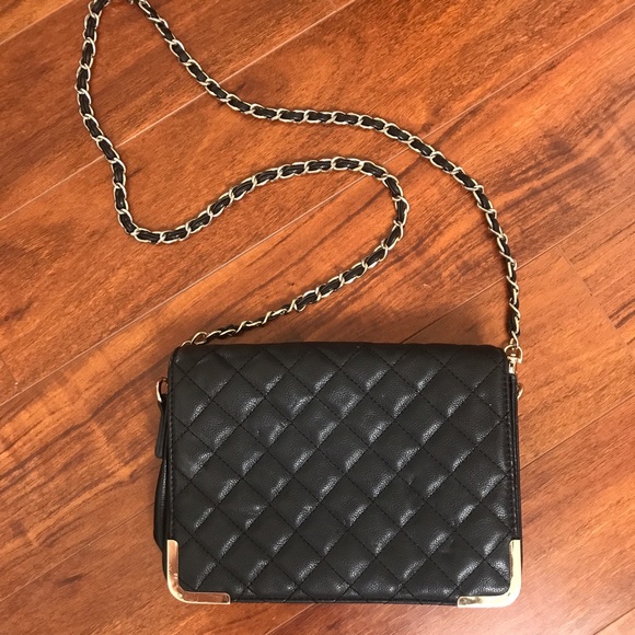 Forever 21 Handbags - Black Quilted Crossbody Bag