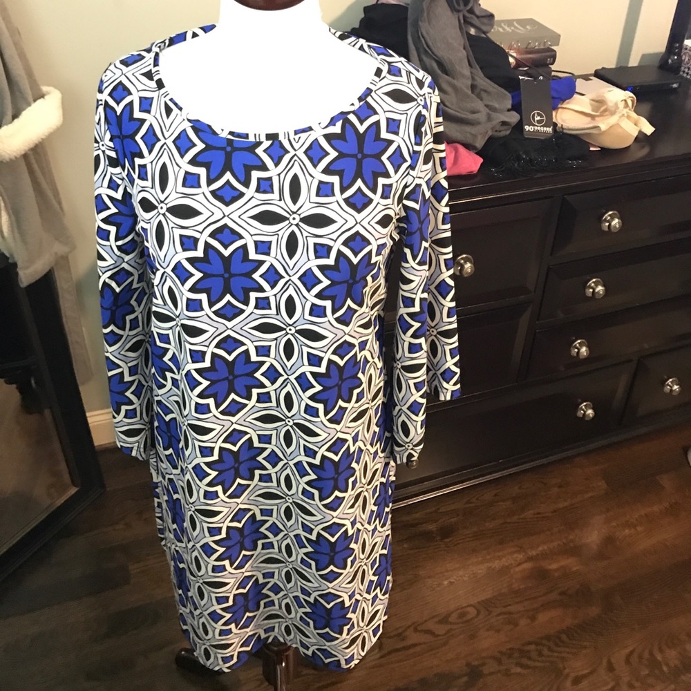 SUPER CUTE 3/4 Bell sleeve dress!