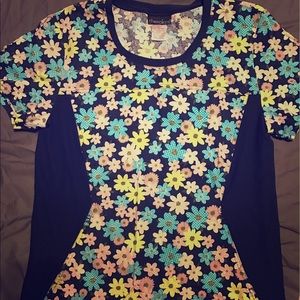 Cherokee scrub top with pockets - Size Large