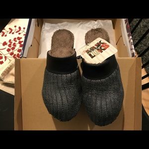 Muk Luks! Size 7 clogs