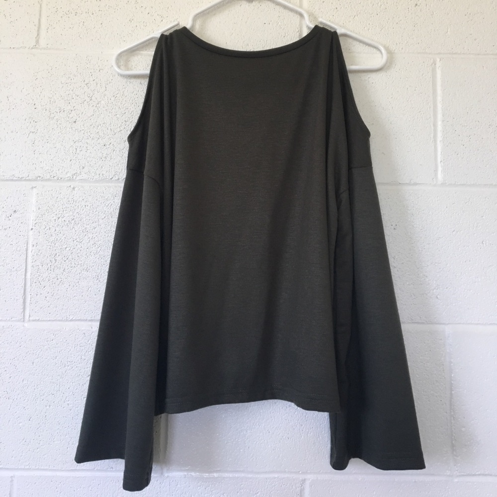 🎉HP🎉Cold Shoulder Longsleeve