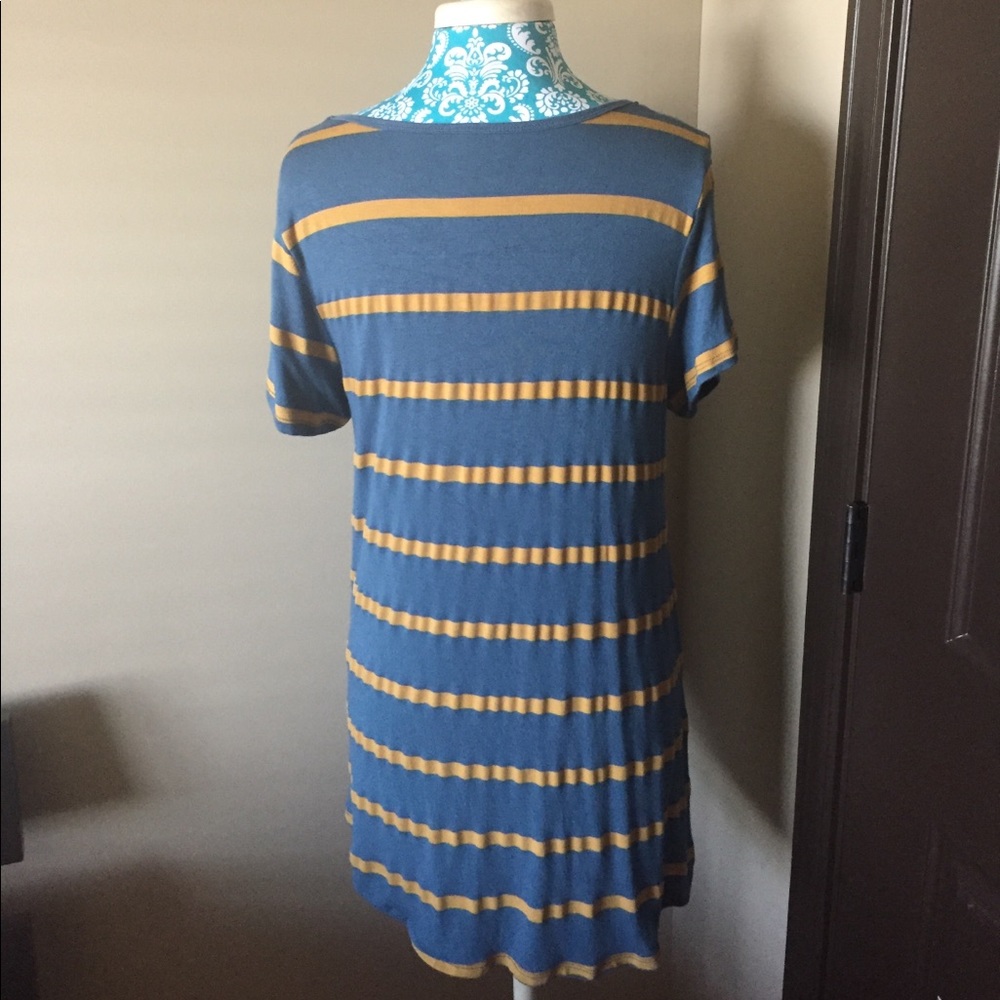 LuLaRoe L Classic Tee in Dark Teal & Mustard 💓 - Picture 3 of 5